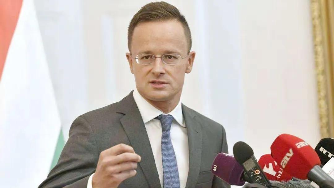 匈牙利外长西雅尔多最近在访问日本时发表讲话，他说，就在前两年，西方讨论第一轮对俄