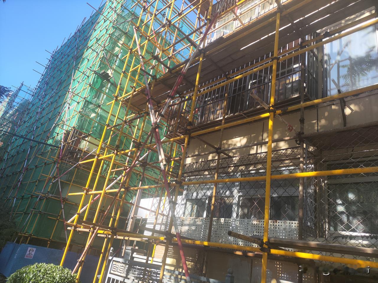 松榆里老旧小区改造现场实拍
 
北京松榆里老旧小区改造工程正在推进中，楼栋外立面