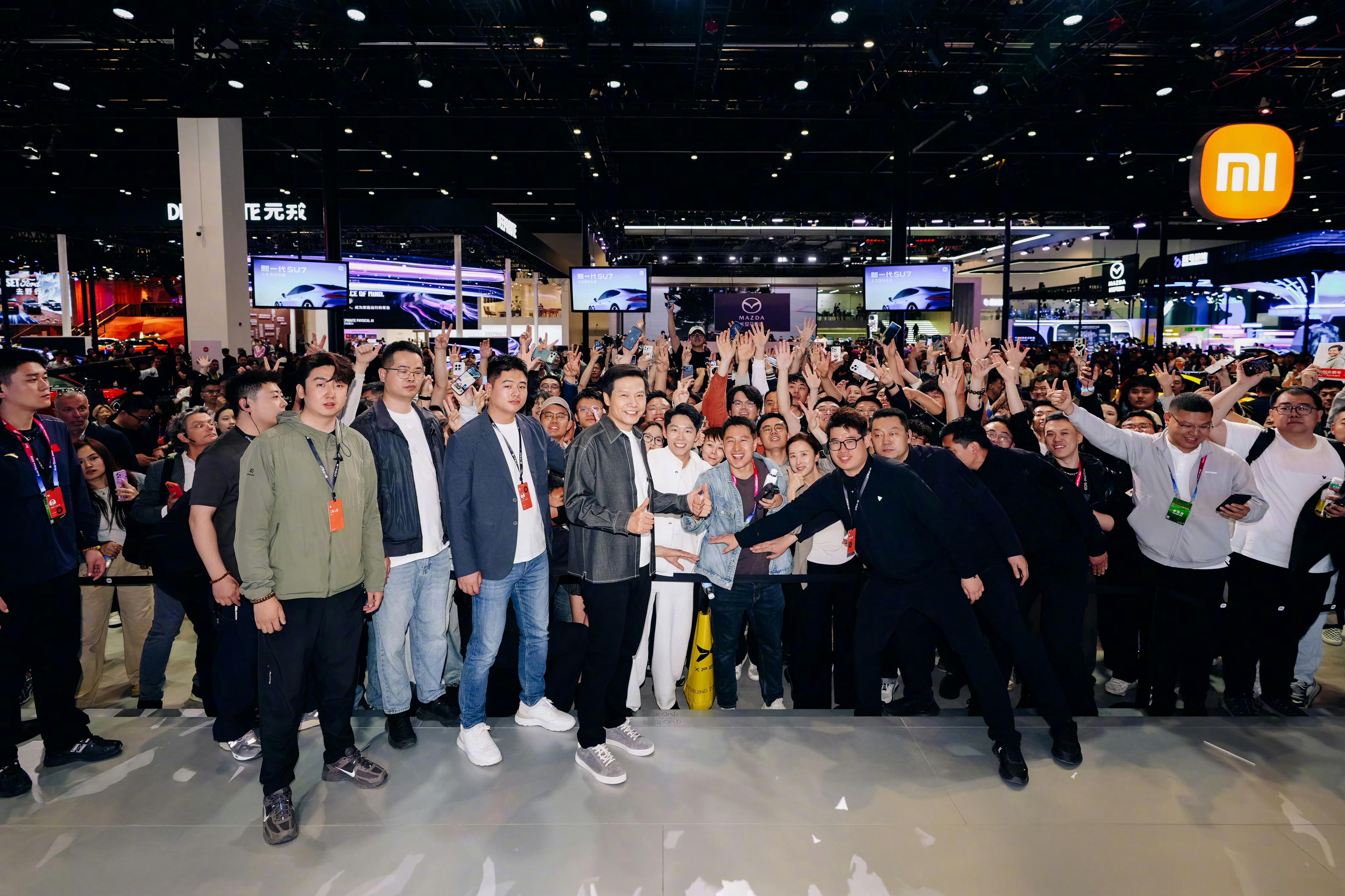 说真的，雷总的精力一般人真比不了。不仅自己开了一场车展发布会，还去多个场馆和其他