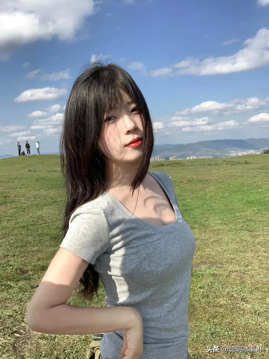 奔驰在无垠绿海，  
风掠过发梢，心随云飘。  
奶茶香里听牧歌，  
马蹄声是