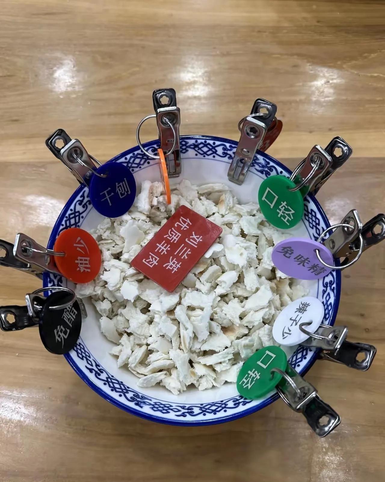 在西安，吃碗羊肉泡馍能有多讲究？近日一碗被五颜六色夹子“封印”的泡馍火了——不同