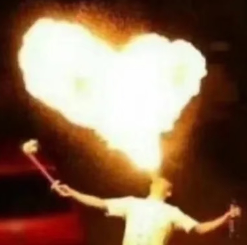 【为什么一吃辣就流鼻涕？】这是一种被称为味觉性鼻炎的生理反射。简单来说，是进食带