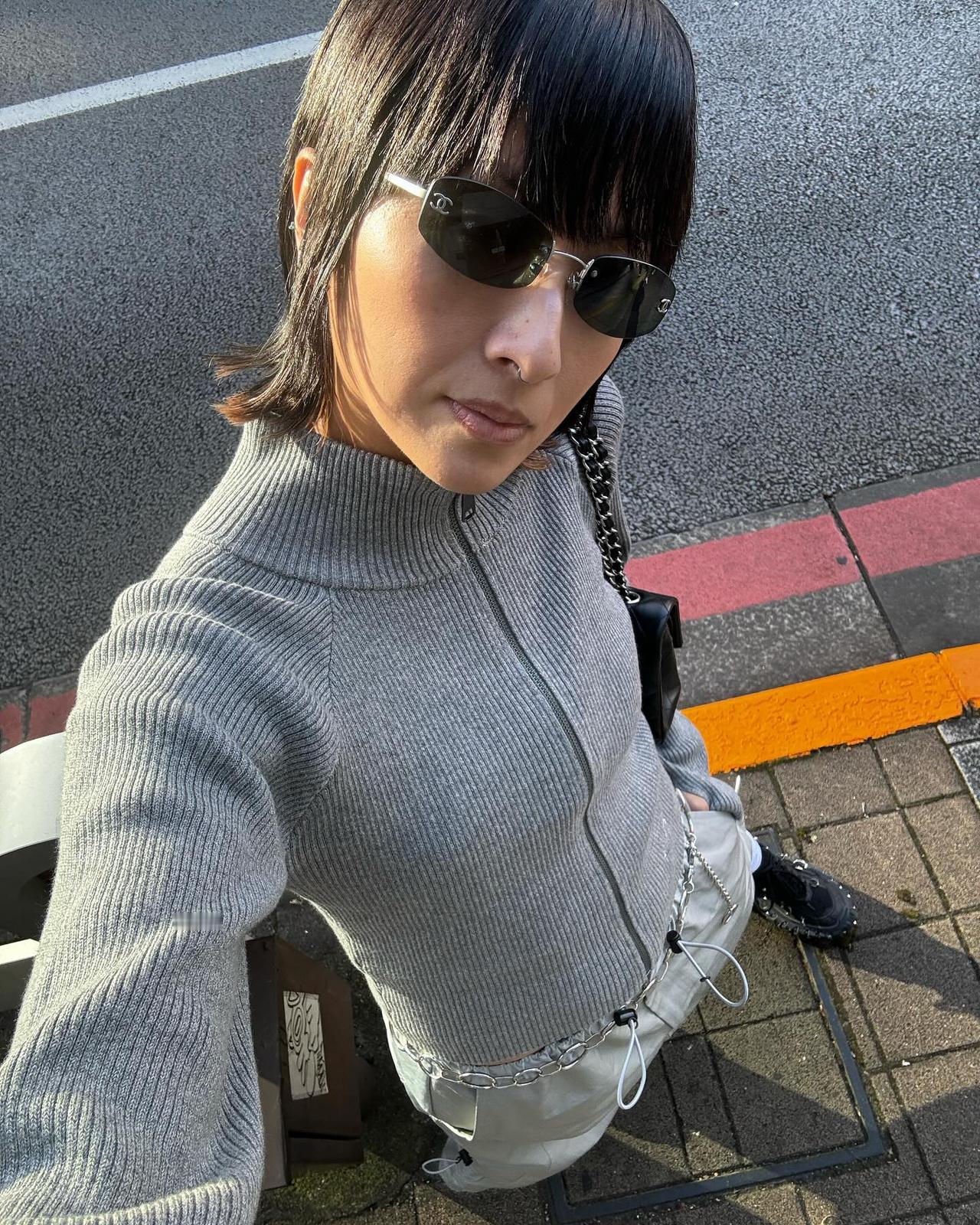 她是香港歌手陈奕迅的老婆，曾经也参与电影《笑林小子》和TVB电视剧《鹿鼎记》，她