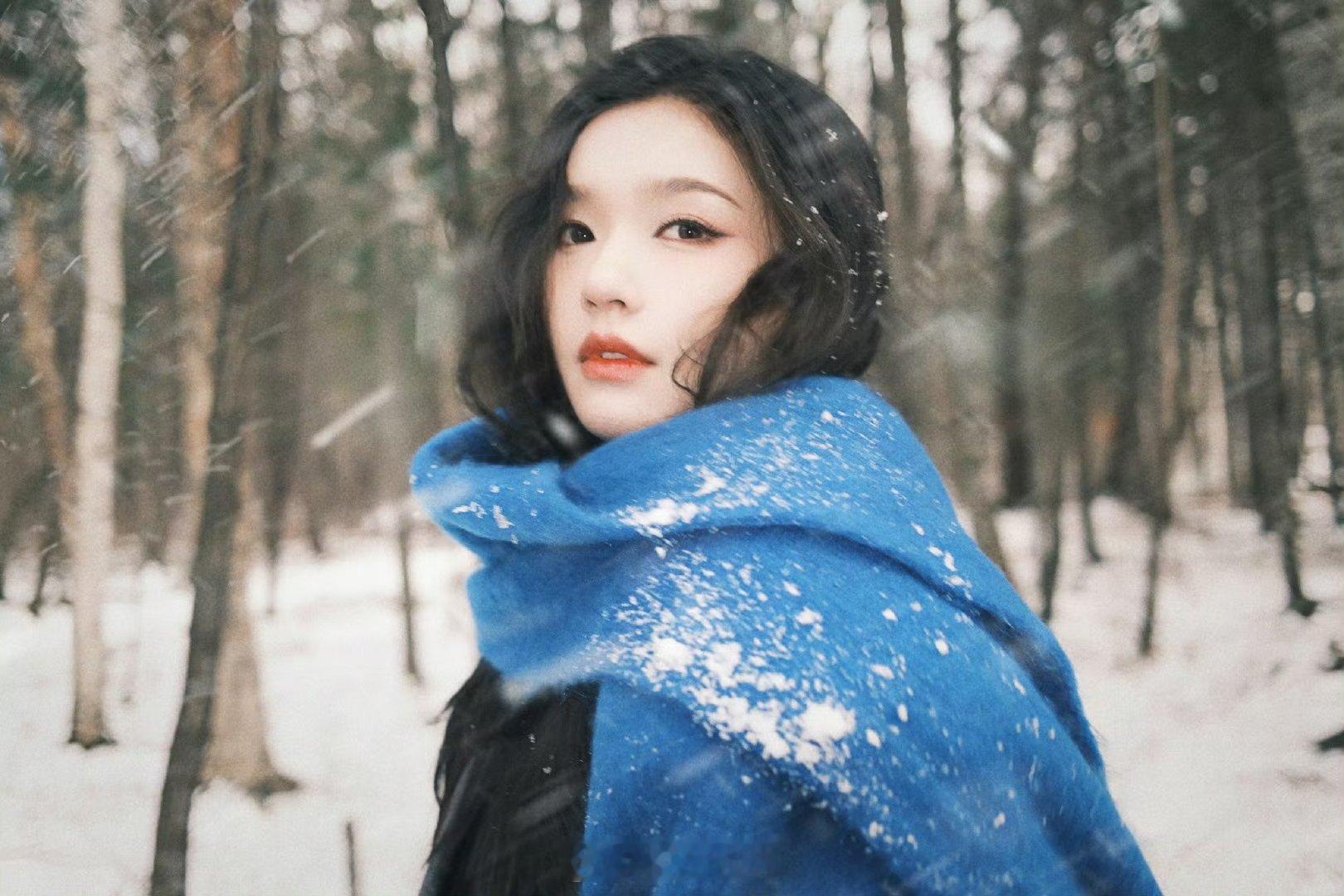 林允一张照片脑补出一部情书  林允在雪地中的每一个动作，都像是《情书》中的情节再