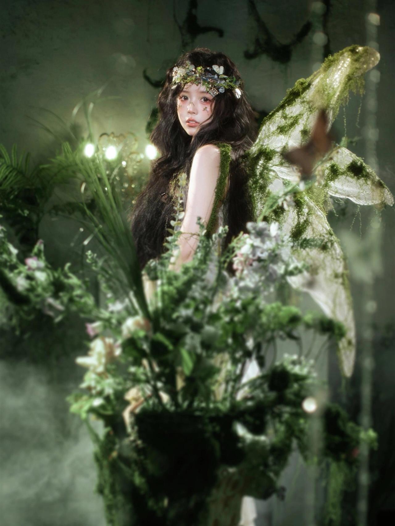 其实拍过森女系的摄影师都清楚，现场处理不好拍摄会很麻烦。比如蚊虫了，模特没法长时