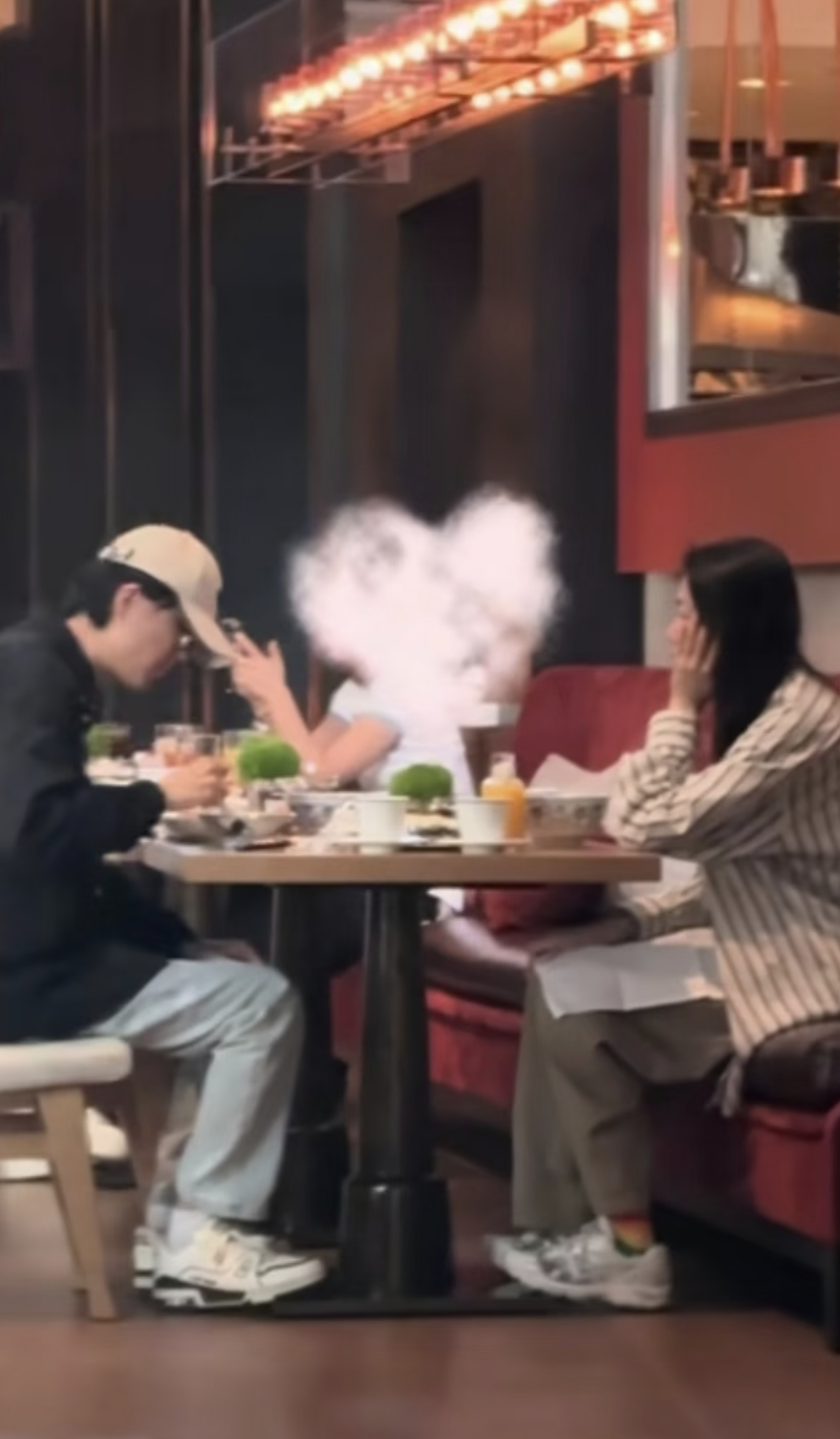 吃饭偶遇许嵩冯禧谁羡慕这位幸运歌迷！用餐时撞见许嵩和冯禧，克制住冲动没有上前打扰
