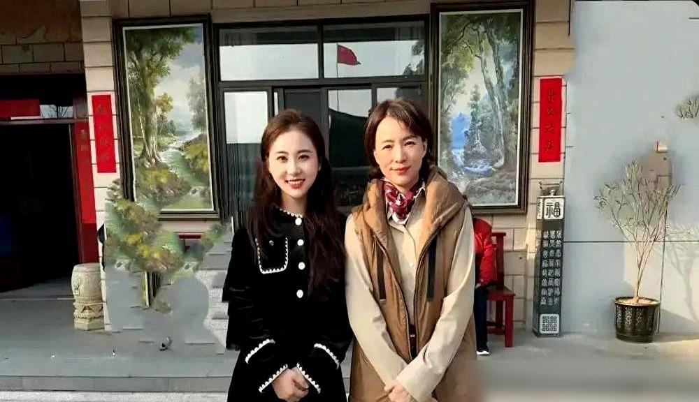 密春雷百亿帝国轰然倒塌，董卿却在大年初二亲手下厨，给80岁父母和13岁儿子包饺子