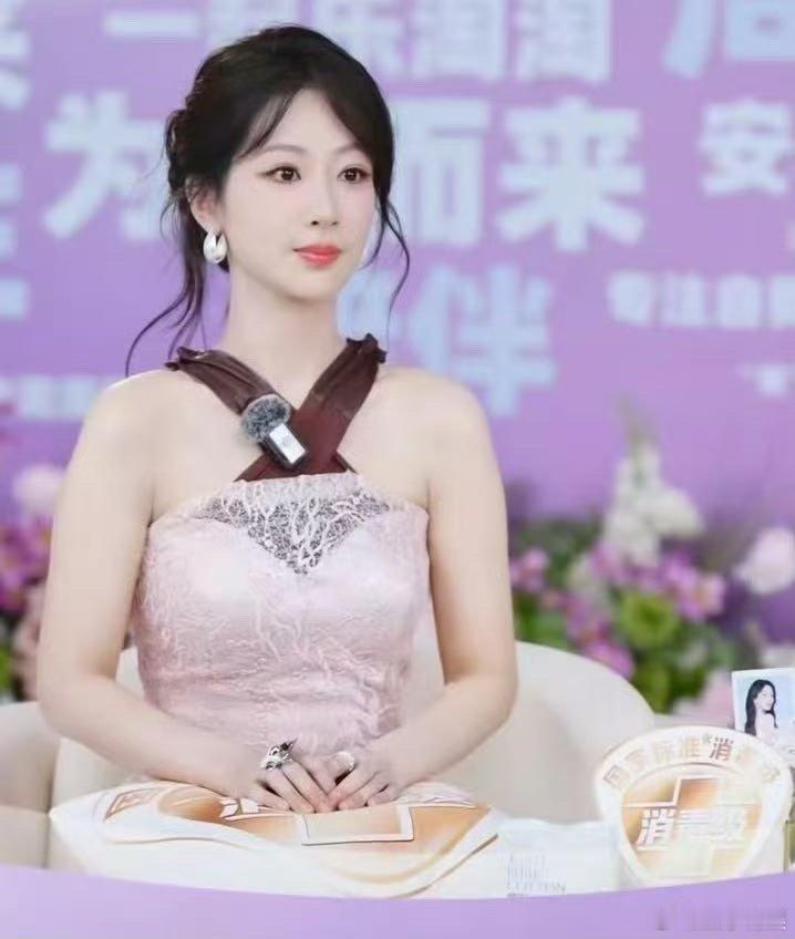 杨紫首套新季高定Look  杨紫交叉挂脖高定 杨紫交叉挂脖高定，美美嘟，[心][