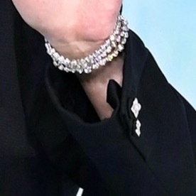 满身的戴比尔斯，胸前、手腕上甚至是袖口[笑而不语][笑而不语][笑而不语][阴险