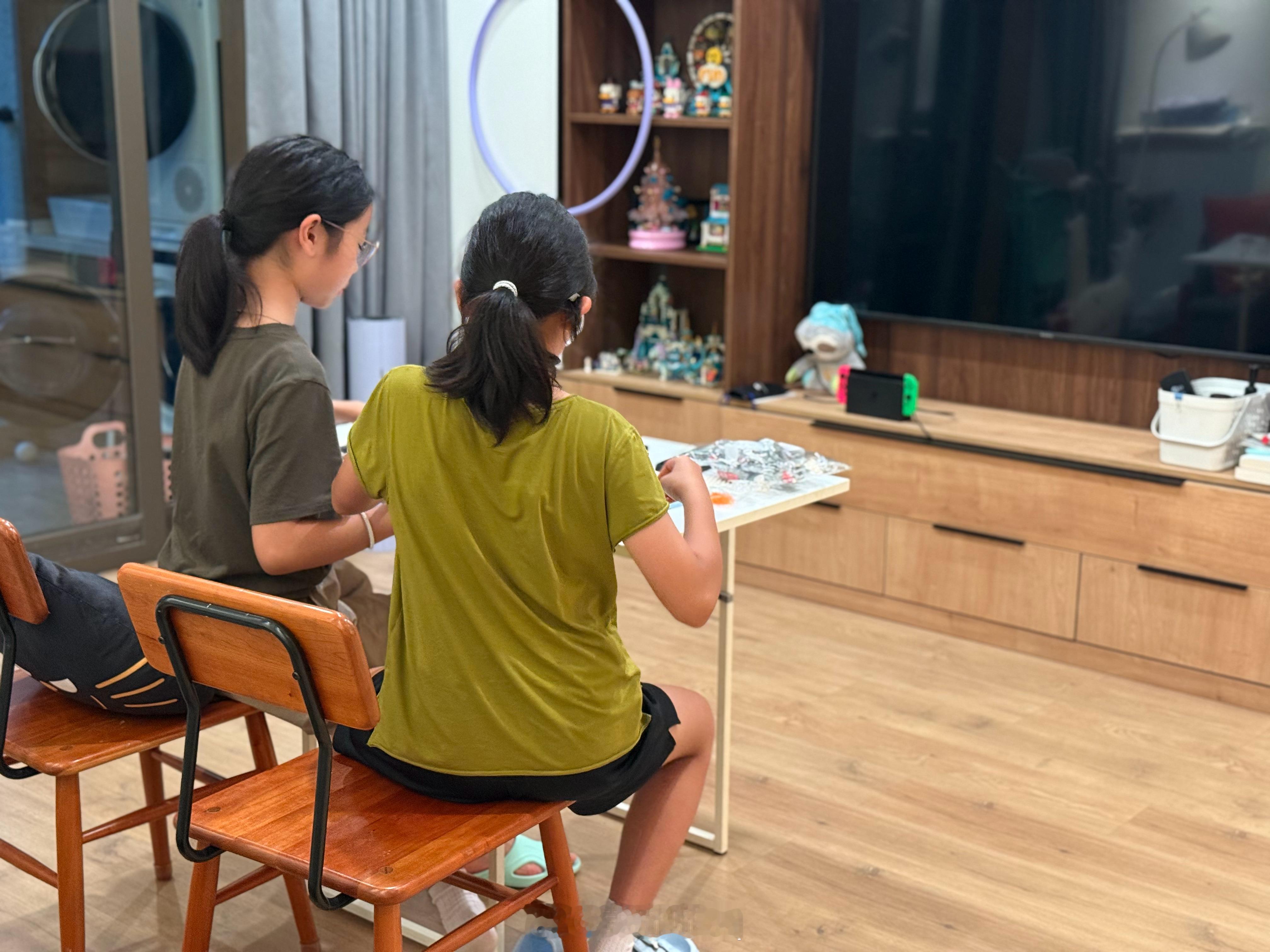 初中生说她俩加起来也没有三岁……这一下午就听她俩在那边嘎嘎嘎傻乐~晚上本来说去看
