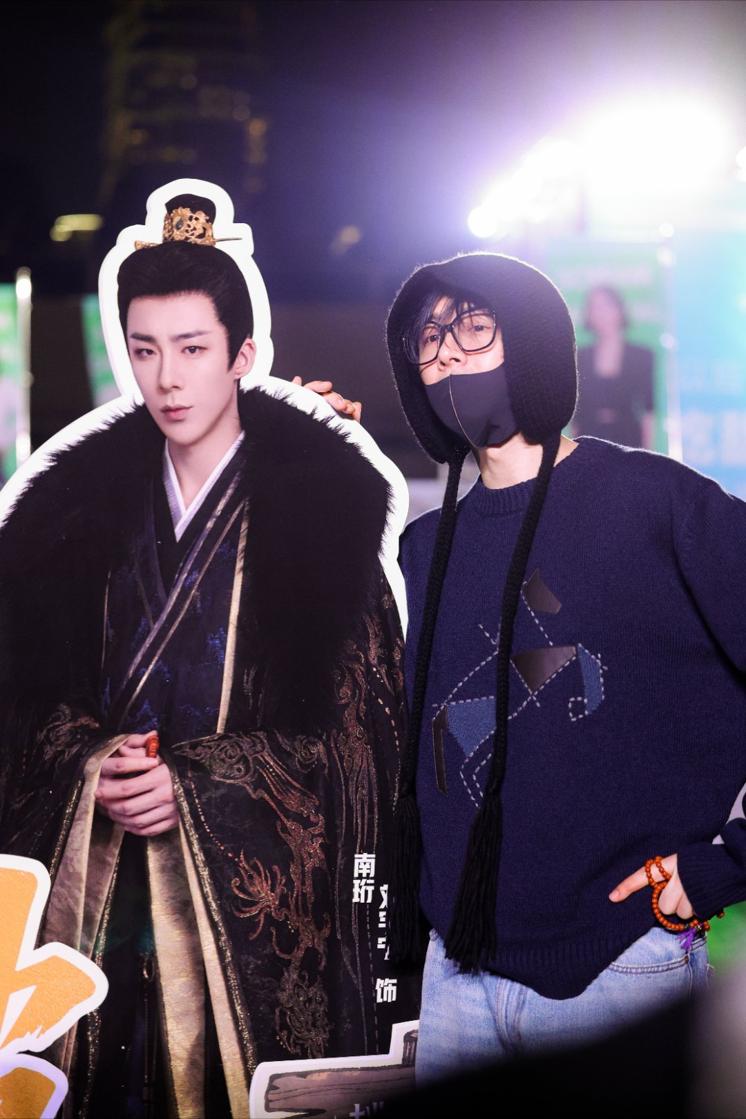 刘宇宁空降爱奇艺尖叫嘉年华与破亿角色海报合影，与角色海报同框氛围感拉满～ 古装男