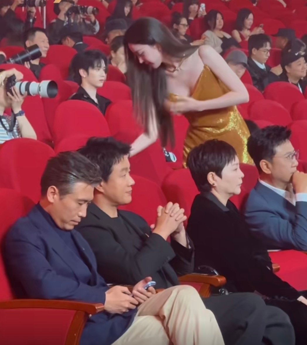 娜扎刘学义打招呼笑晕啦，刘学义见到娜扎的反应太真实，娜扎皮肤白到发光，颜值真的好