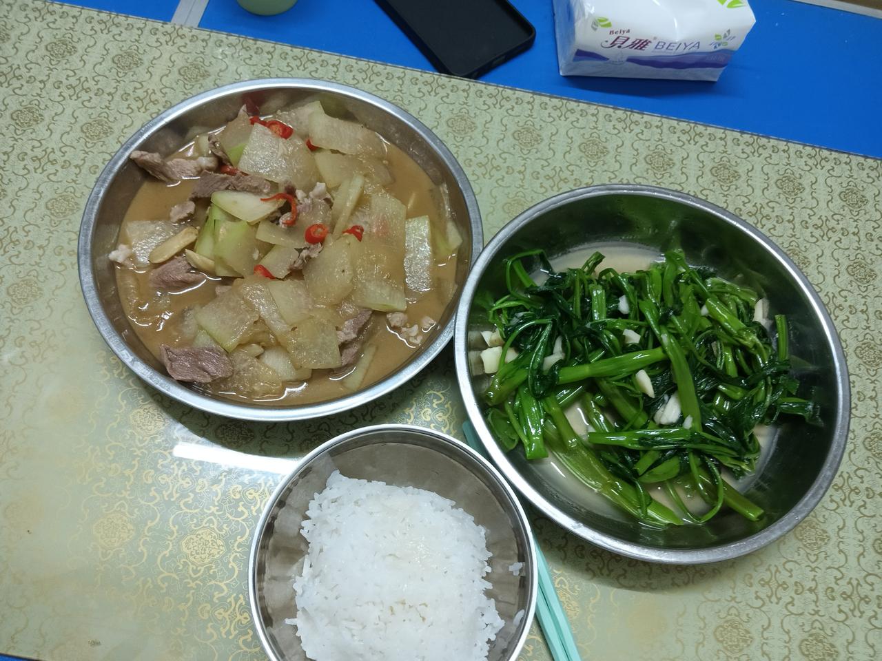大家好，我是七姐，其实一个人，只要你不负债，你不好吃懒做，你都不会生活过的很难，