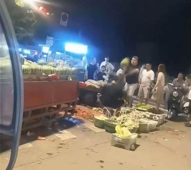 什么样的人才会在买西瓜选择瓜时用力按压西瓜，这不是挑选西瓜吧？

宁波一男子女自