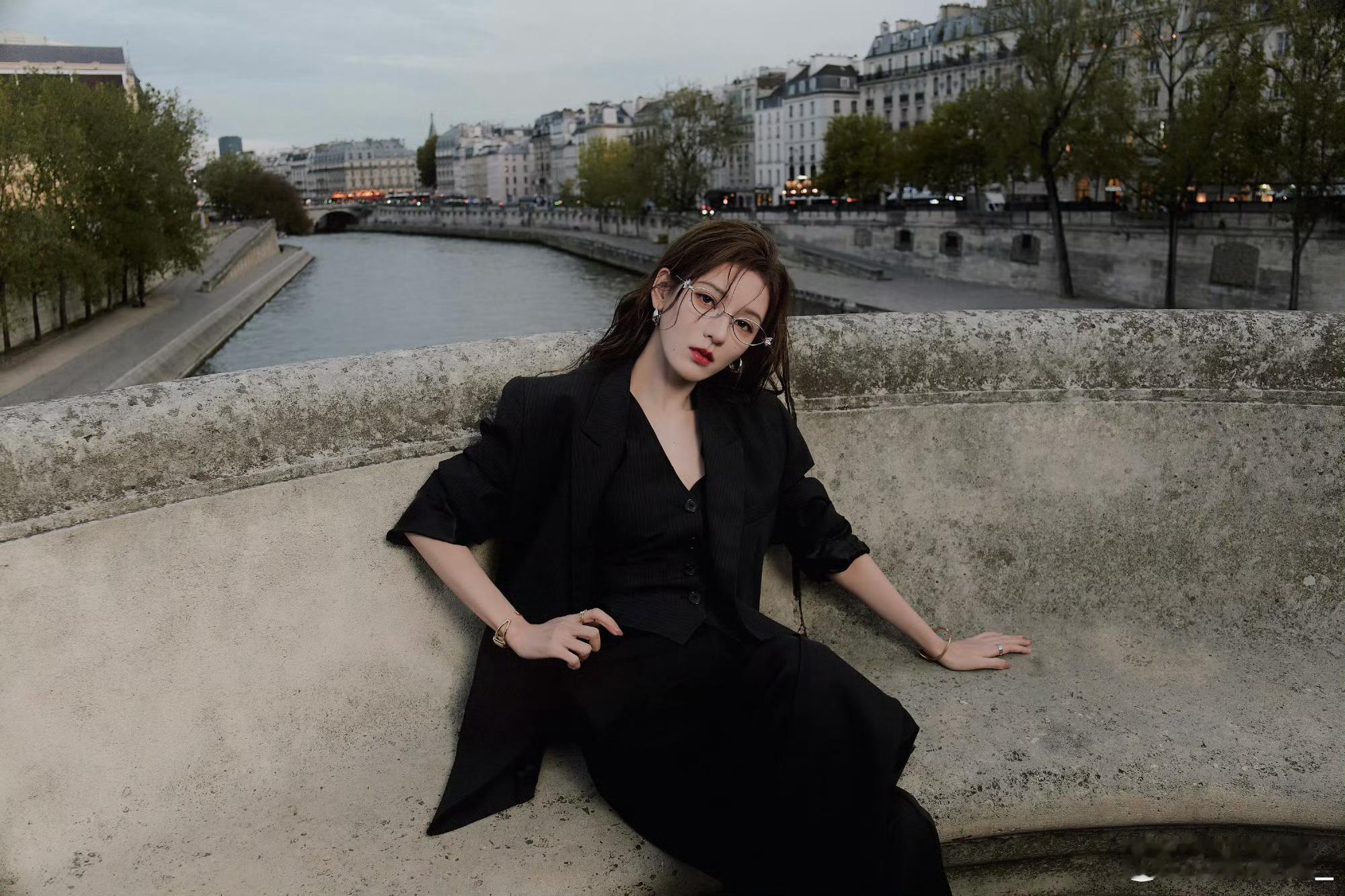 湿发造型再度成为焦点，展现非凡的时尚表现力。张予曦的完美诠释让这一经典发型焕发出