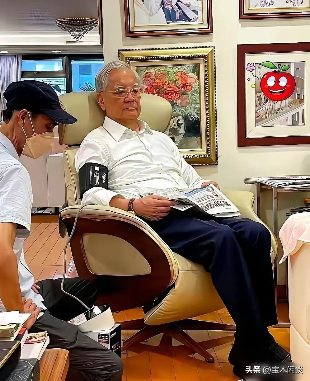 这谁呀，近段时间总在网上流传。看年纪，应该有70多了吧，人生七十古来稀，算是长寿
