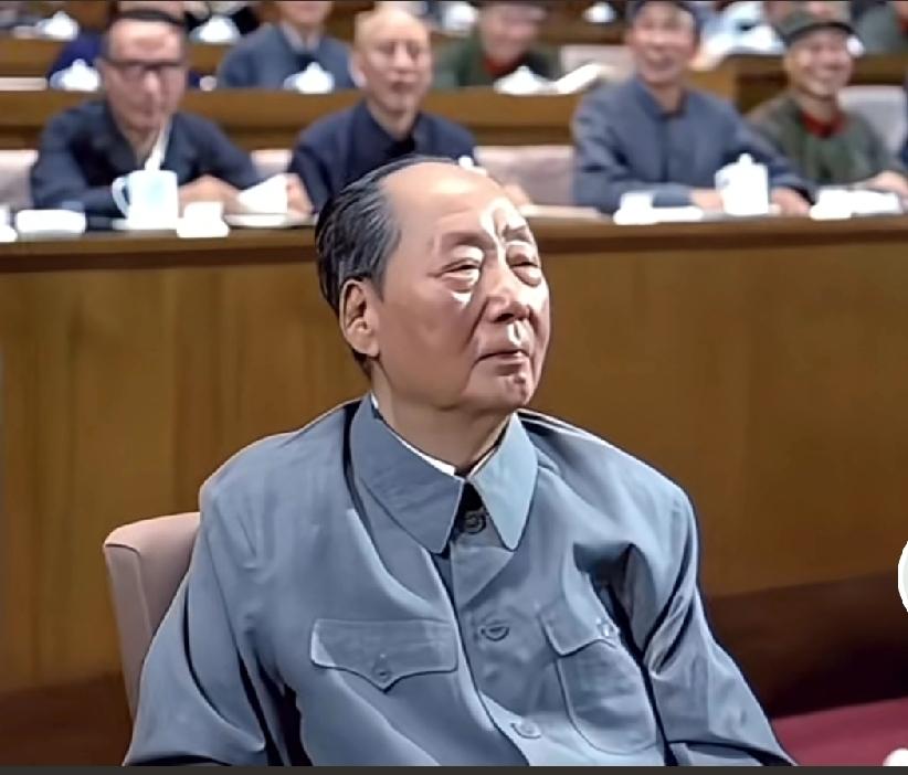 生在红旗下，长在春风里！今天，重温这位82岁老人写的最后一首词，感想如何呢！当年