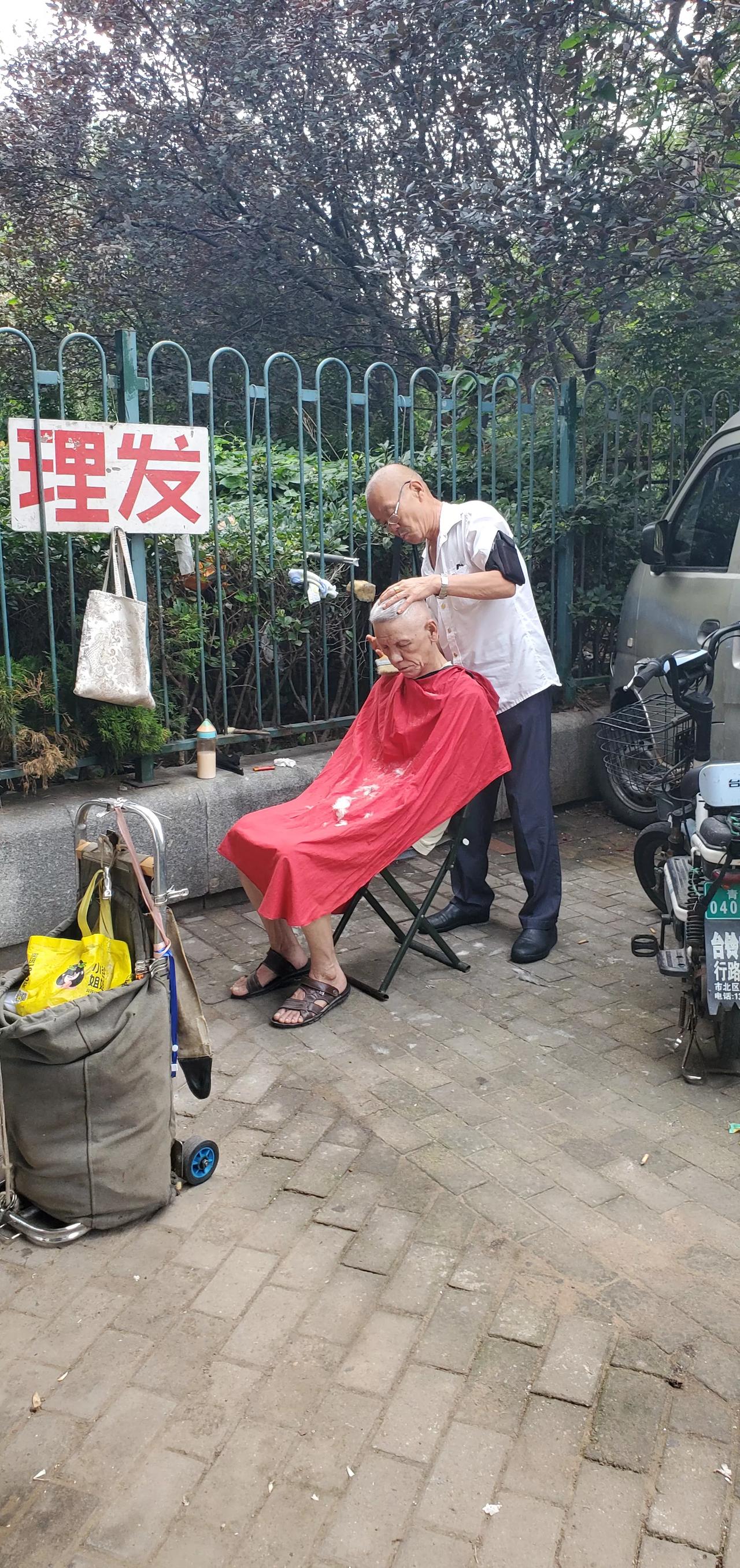 同志们，这是理发业的重新崛起，新一代剃头匠正在大放光芒！
谁说没地方挣钱？谁说找