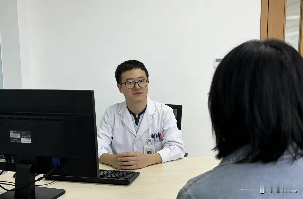医生当然会给没有家属的老人消肿。就拿四平神农医院来说，康复科有位五保户陈凤祥老人