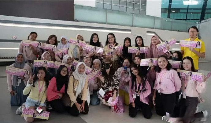 浓颜杀跨洋出圈！印尼粉丝接机现场热度拉满，簇拥围堵只为见孟姐一面，亲笔签名、近距