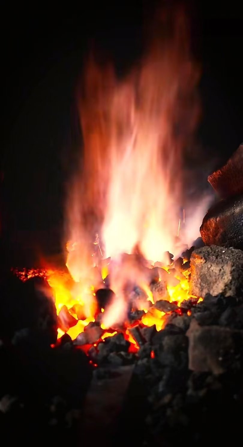 陨铁淬剑铸就中式顶级浪漫非遗谁还说传统工艺不科技？这条陨铁铸剑直接打脸。从陨铁成