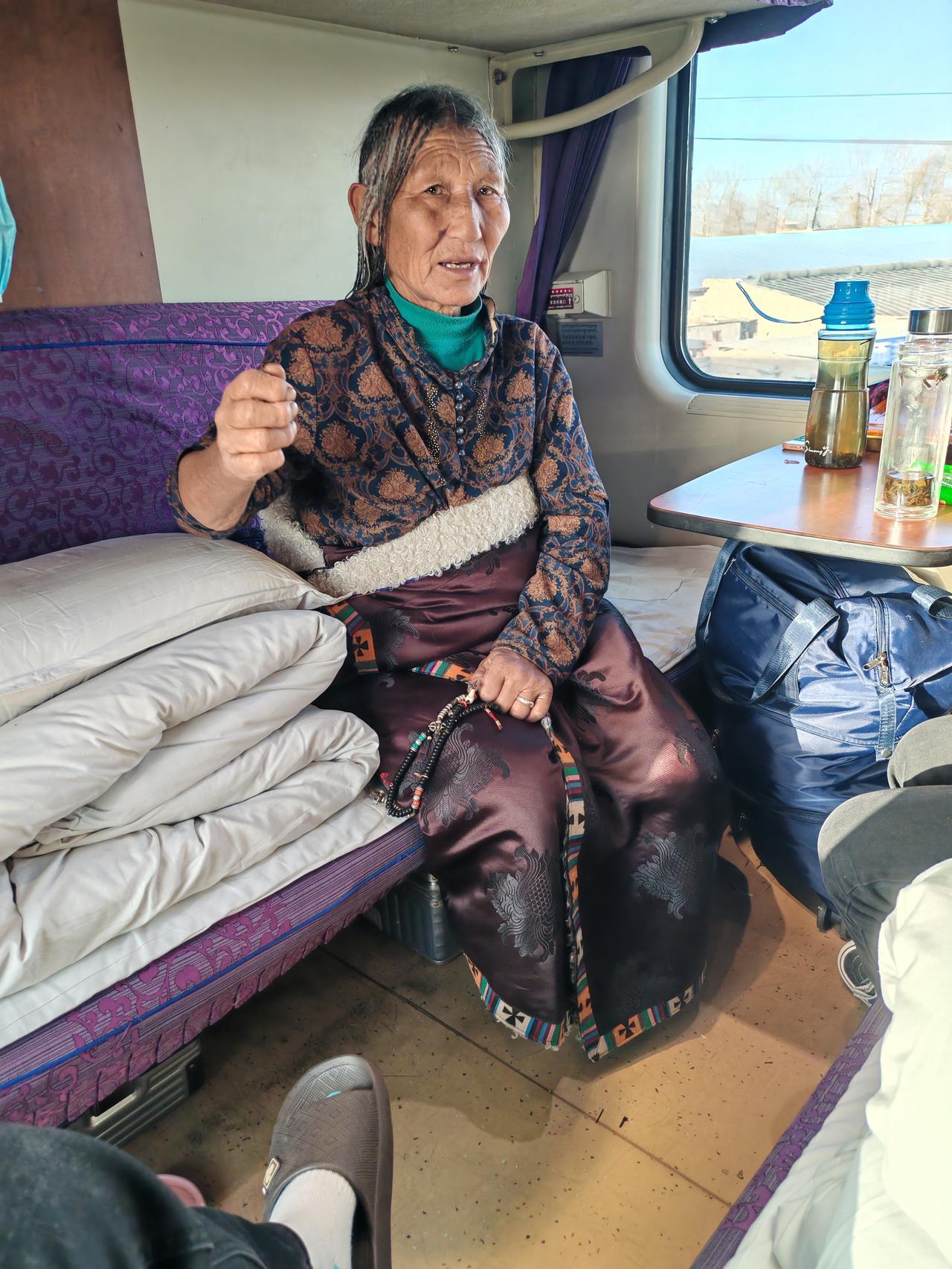 这就是藏族人的信仰，今天坐火车看到一位藏族的阿佳，因为没有带转经筒上火车，就空手