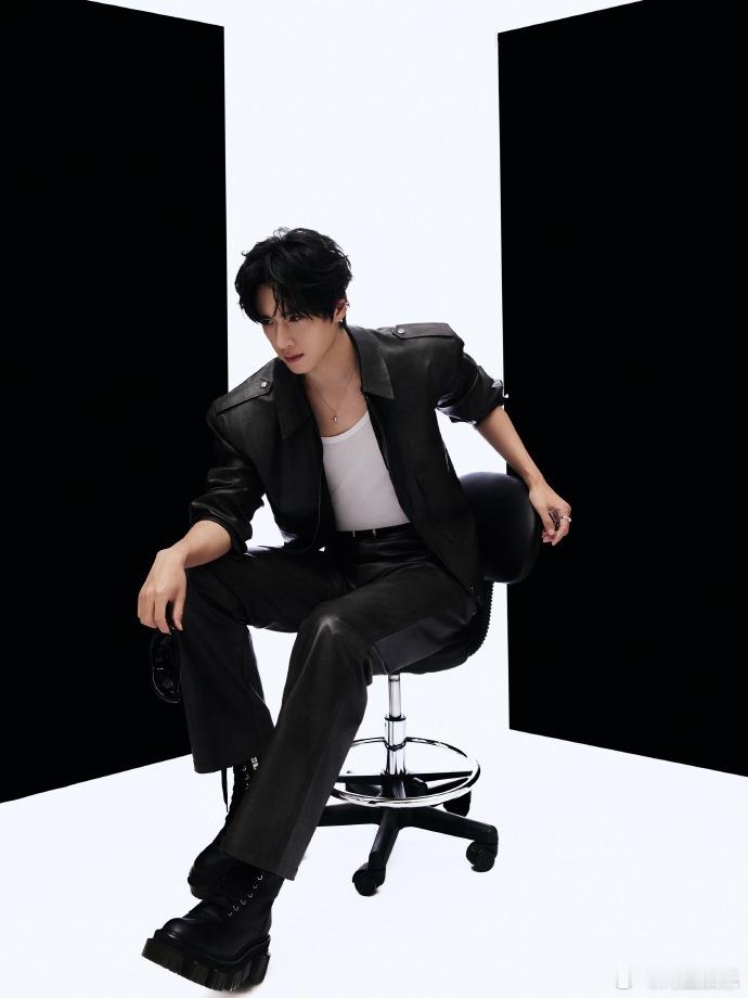 展轩黑皮衣造型摩登冷冽，今日份帅气展轩上线，黑皮衣墨镜look完全型男啊 