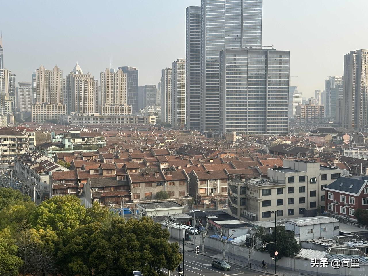 上海新天地的风貌别墅日渐成规模，在这黄金地段，又一次实现了人口的疏解…