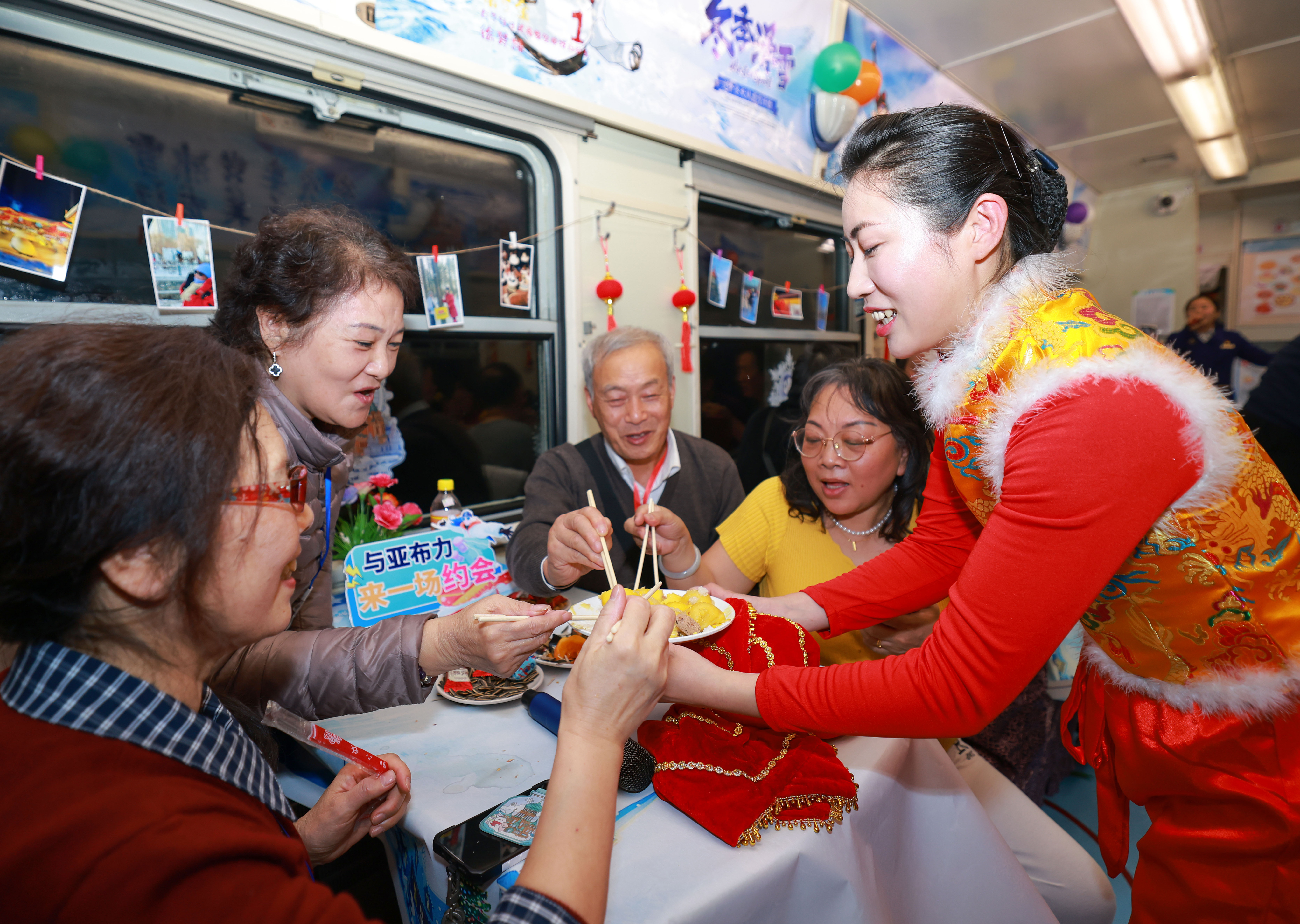 中国面向老年游客增开“银发列车”