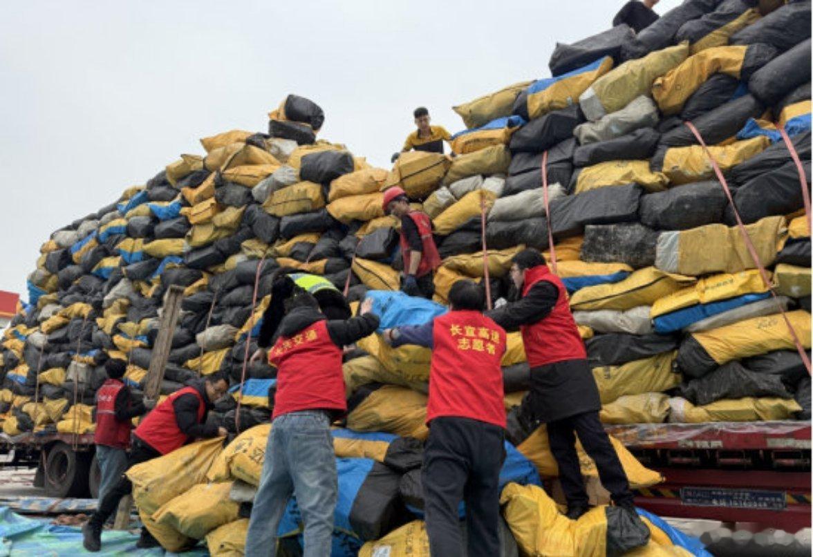 高速工作人员秒变快递归位侠浙江长兴高速暖心守护出圈1月28日，在长宜高速煤山服务