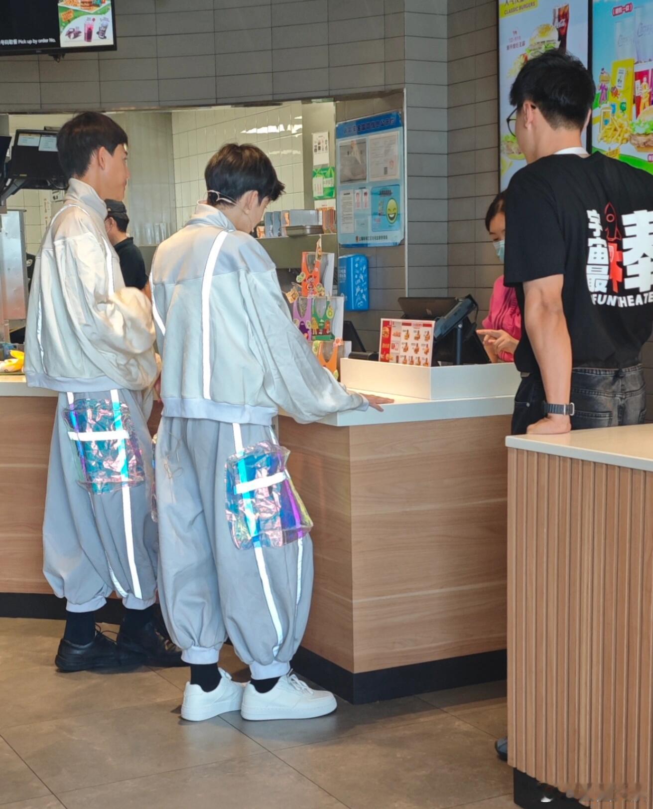 诺一穿演出服与好友逛街14岁诺一长这么高了 诺一穿演出服与好友逛街 ​​​