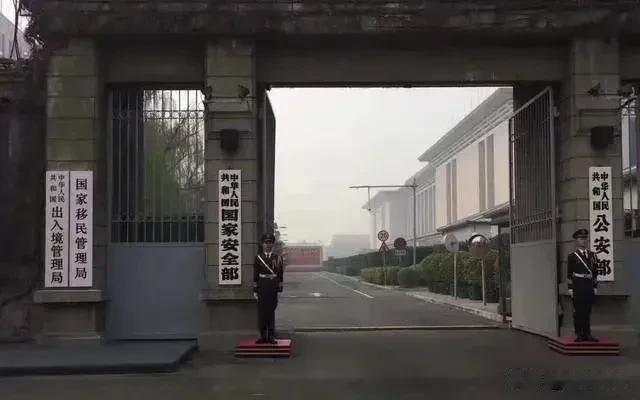 很多富豪赚了钱就偷偷移民国外了，不是说要先富带动后富么，你们先富了就跑了，有点太