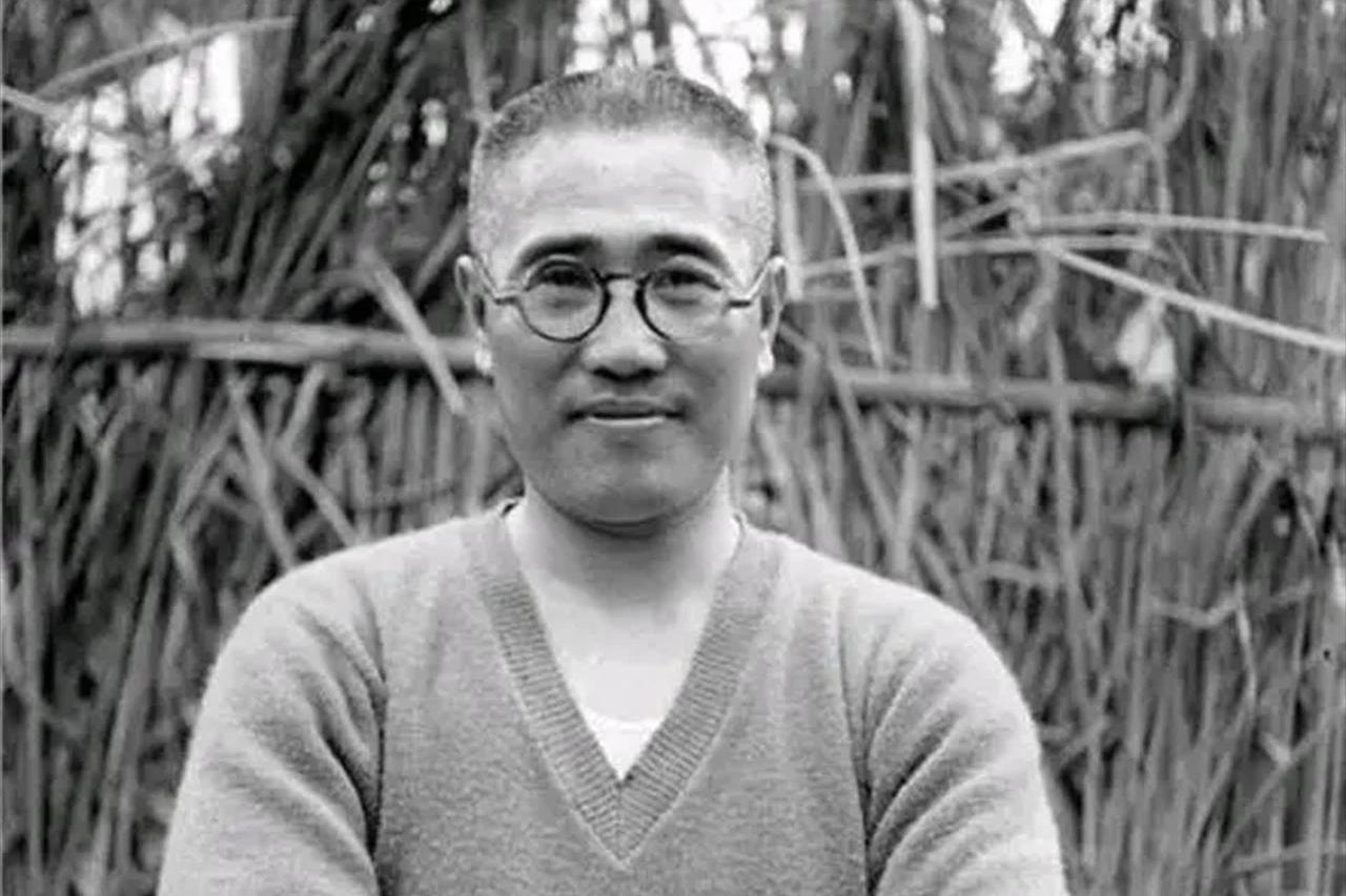 廖耀湘是湖南人，出身书香门第，从小就苦读诗书，没有干过什么农活儿。当他被俘后，送