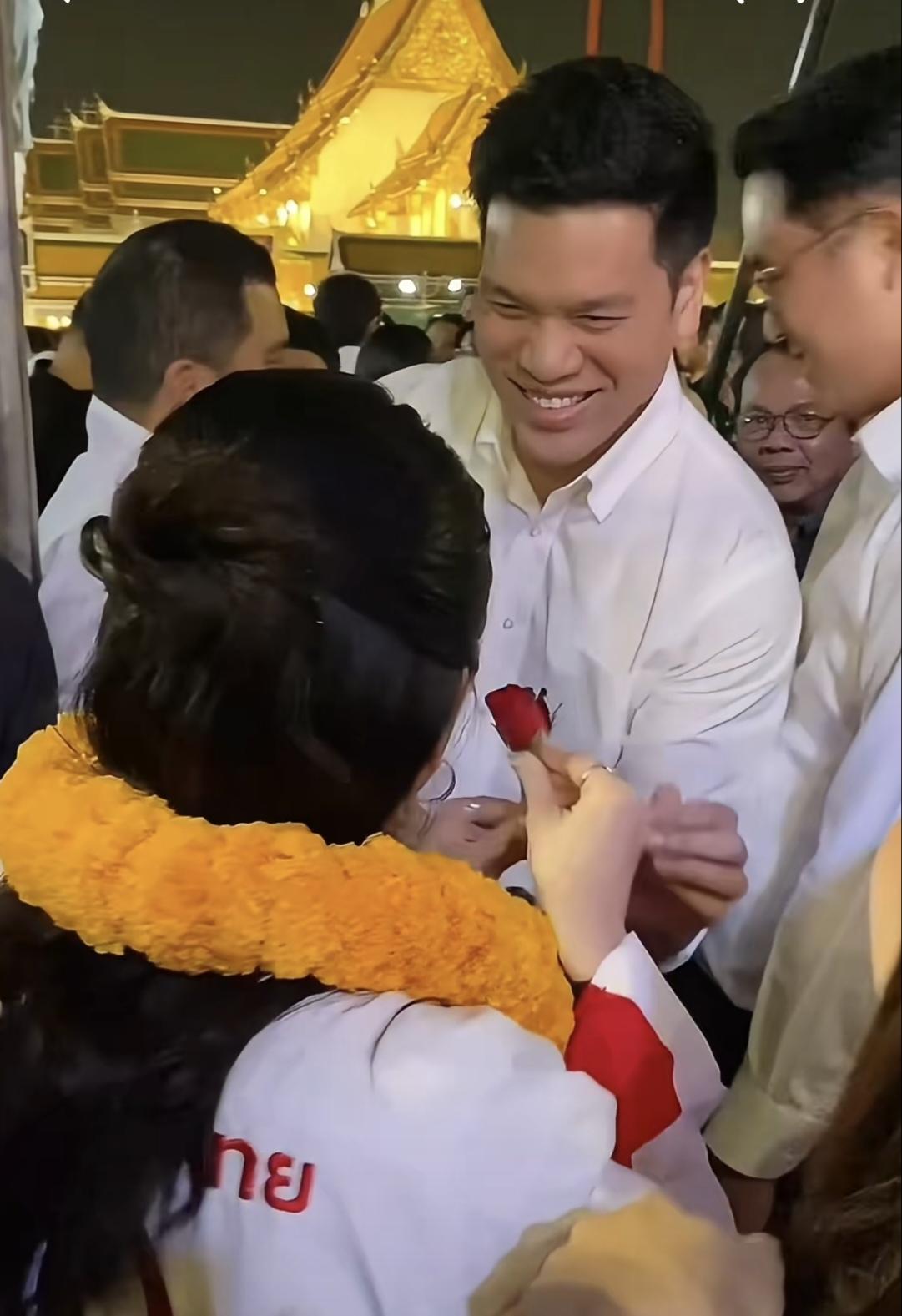 佩通坦姑母俩真是太甜了！俩人一起参加为泰党候选人拉票活动。佩通坦的丈夫皮塔卡可是