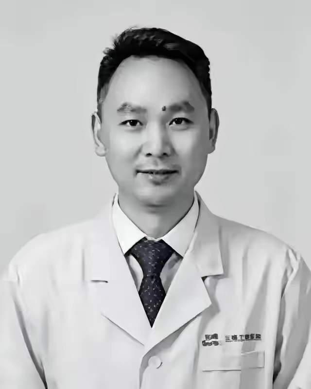 他救了无数人，却没救了自己。

一个44岁的麻醉专家，一辈子在手术台上盯着心电监