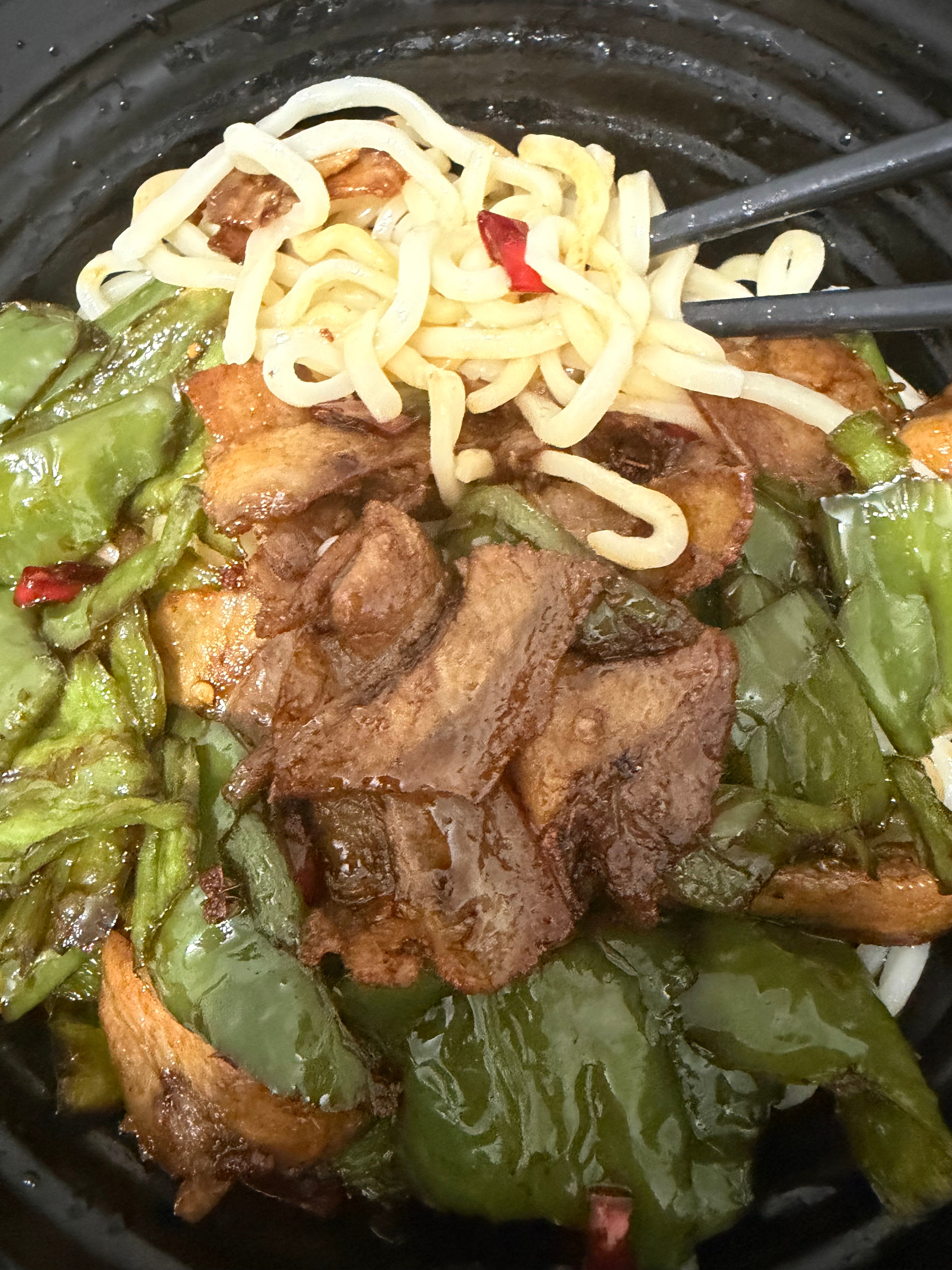 自制辣椒炒肉盖面 ​​​