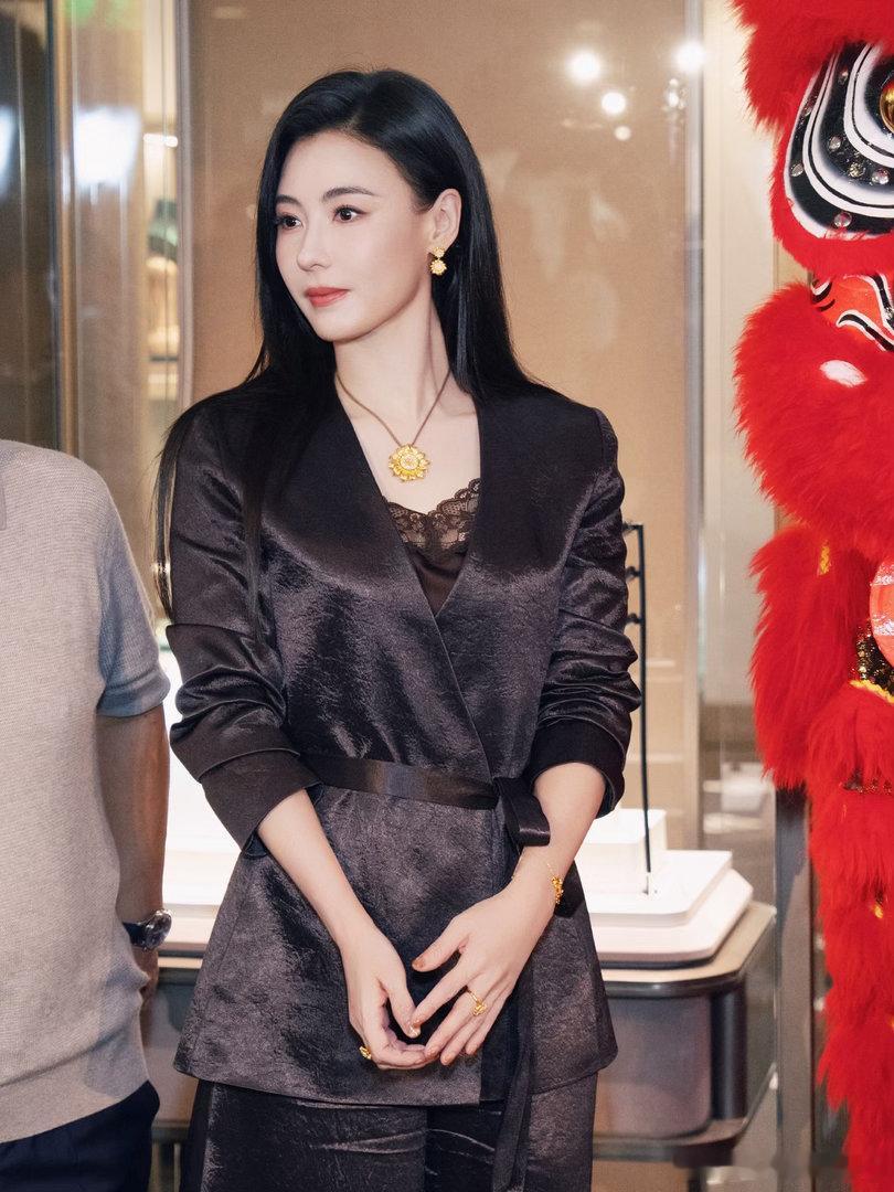 张柏芝黑色套装线下活动状态张柏芝的颜是顶级的！真的美，不是那种化妆造型了才美，而