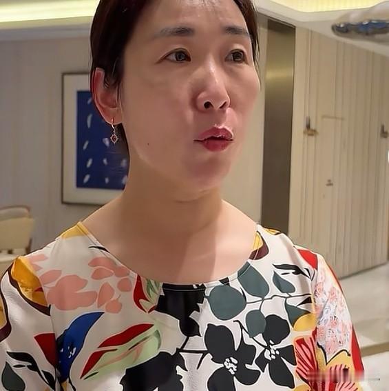 照理说像朱女士这样优雅大气、知书达理的原配，作为丈夫的话，把她当宝贝都来不及，居