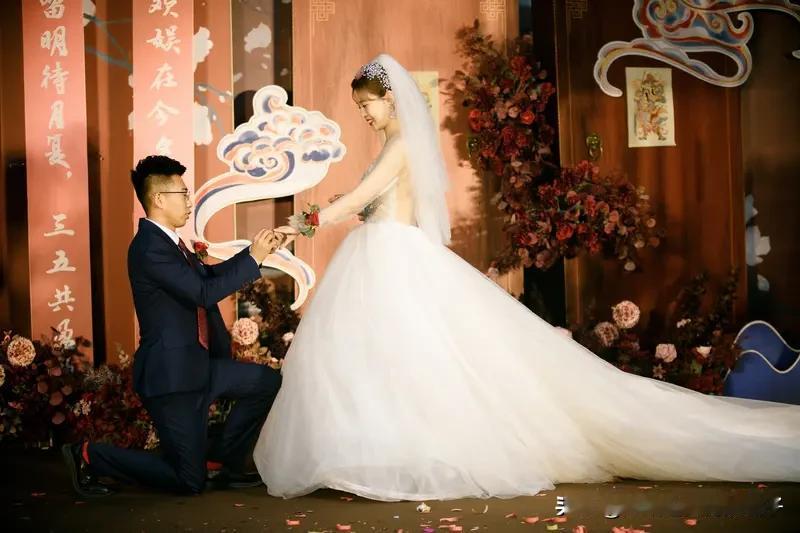 上联“情投意合永相爱”描绘了情侣间美好的契合与爱意。我对下联“凤鸾和鸣共梦圆”。