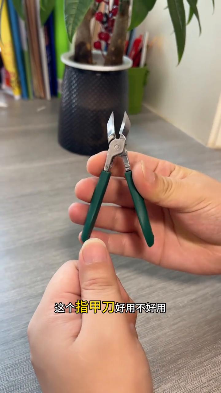 指甲长肉里别硬抠，一把鹰嘴指甲刀轻松修。
我这个指甲一直没剪，就是想让大家看看这