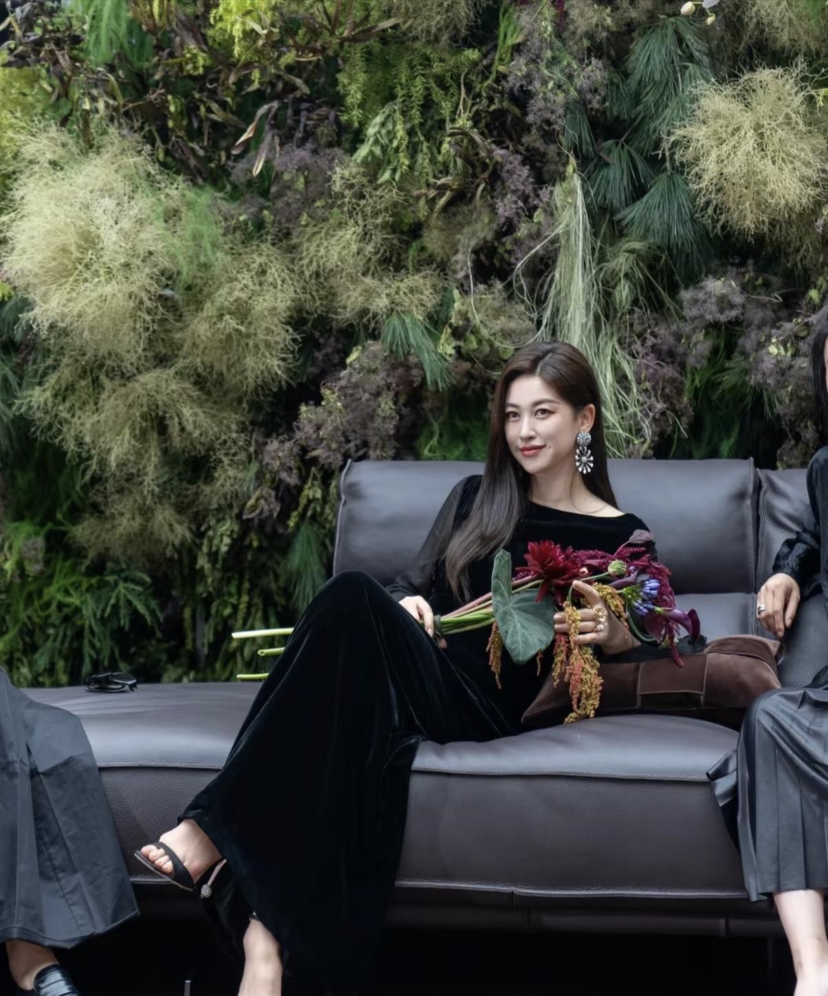 主持人问朱珠，你的英文怎么那么好。
 
朱珠说，我英文应该就是从小学的时候开始学