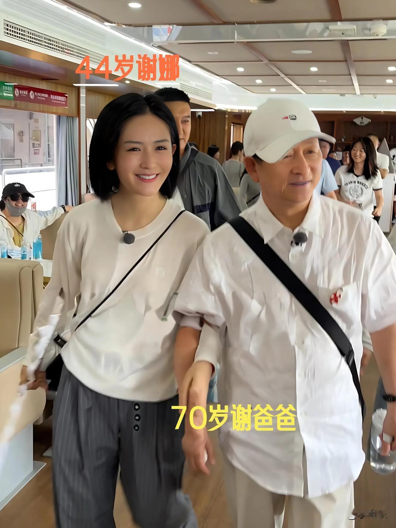 谢娜爸爸开车差点睡着掉到悬崖下面去，于是谢娜想请个司机给爸爸妈妈开车，结果父女两