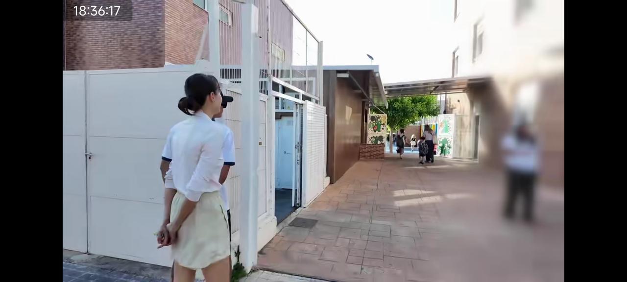 林丹夫妻步行送儿子上学，一直送到学校门口，背着双手目送儿子走进学校！

林丹夫妻