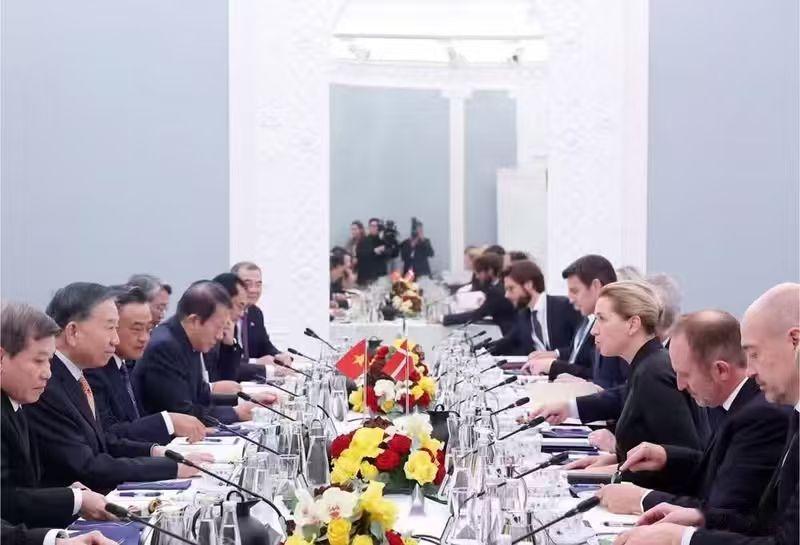 挺有意思的！越南丹麦高层会谈，一眼看过去全场就一位女士～～～

苏林与丹麦首相弗