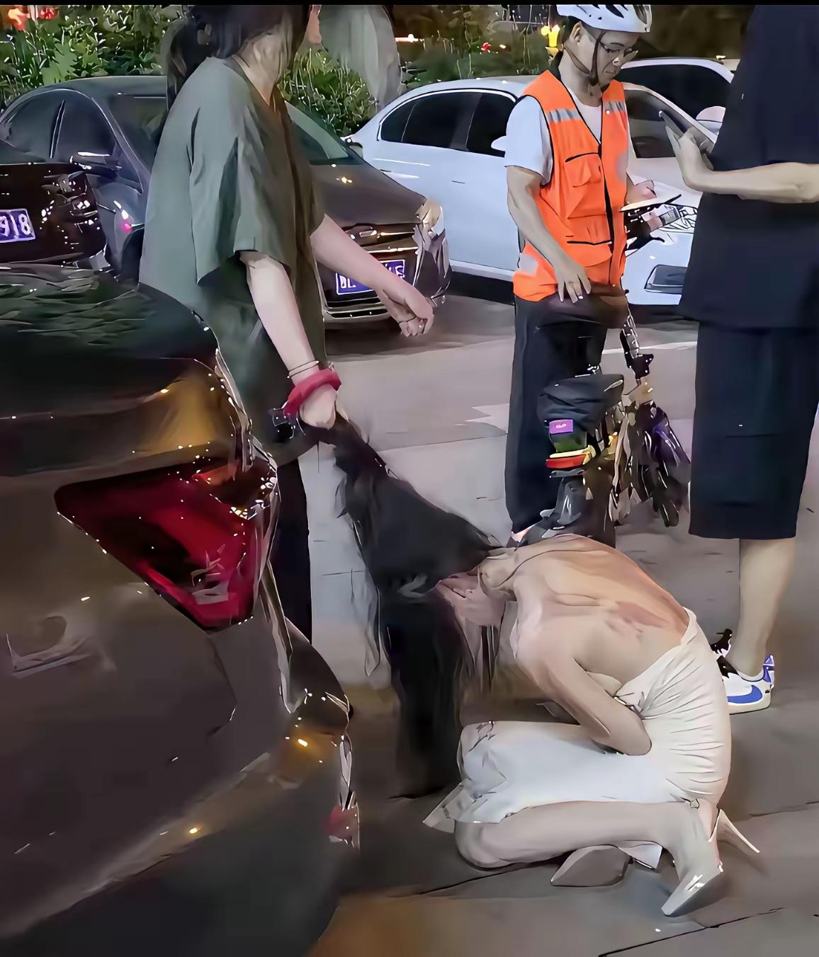 大家如何看待这种行为，有人认为女的应该去找自己的男人算账，因为可能人家“小三”也