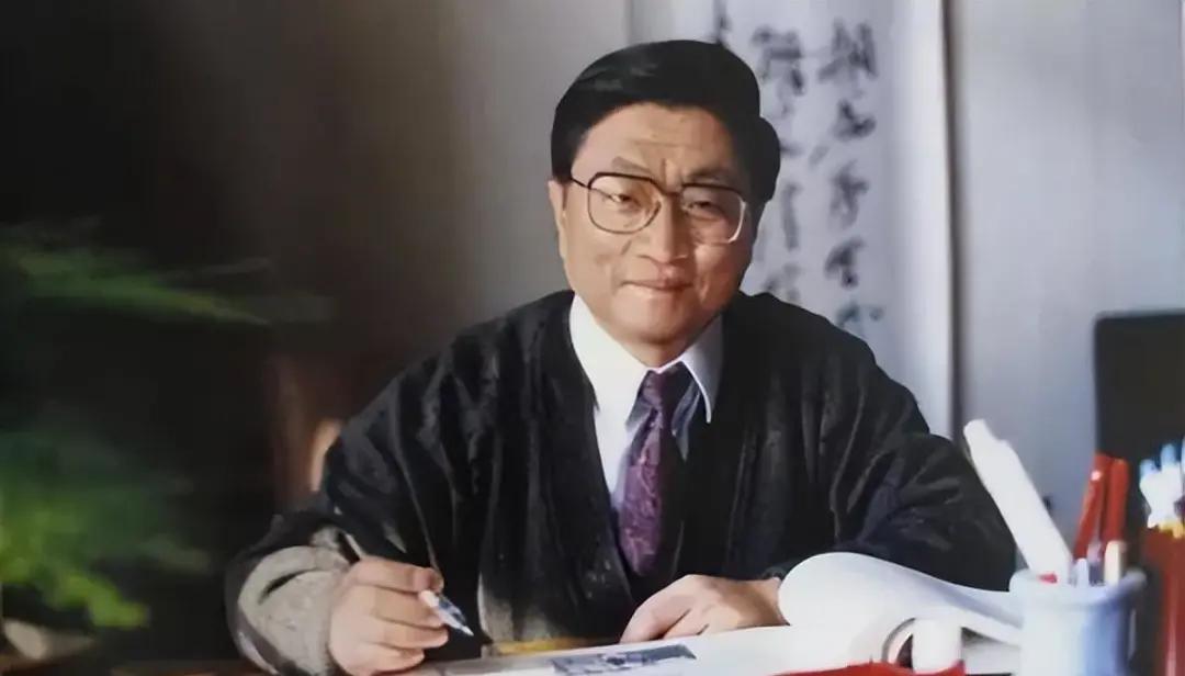 主政上海十一年人称"上海王"，生前两袖清风，死后却被移除八宝山。
很多人看到这句