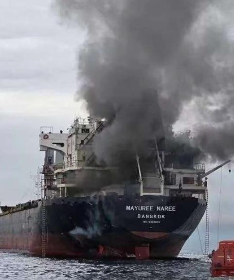 泰国无视警告，强闯霍尔木兹海峡，损失惨重。

一艘泰国货船，不听伊朗的警告，非要