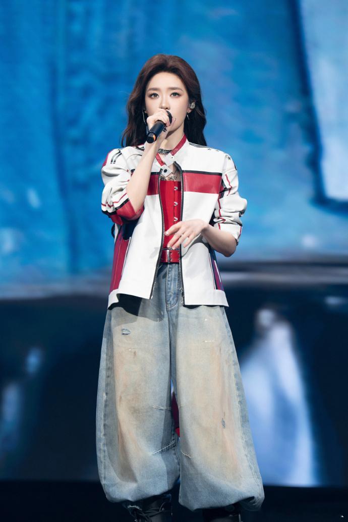 张月黑西装无框镜姐感张月完全内娱老公姐张月黑西装搭配无框眼镜，姐感直接拉满！斩不