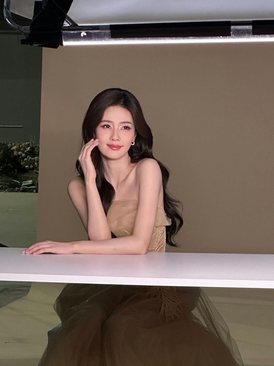 白鹿金色抹胸裙商务花絮，live图也美成这样[可怜] 
