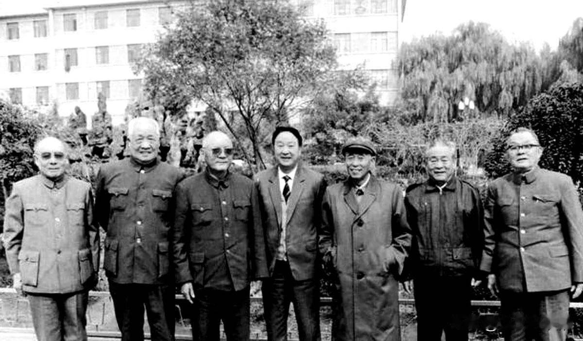 上世纪70年代，牡丹江市市长李昌平进京看病，突然晕倒在东安市场门口。同伴一时着急